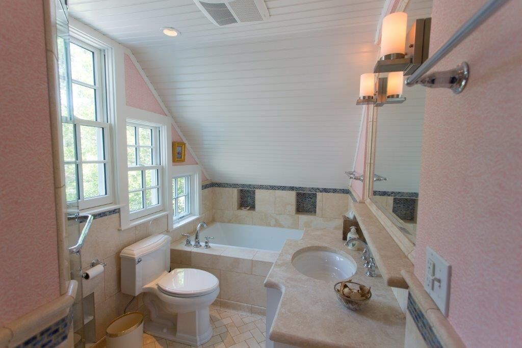 A bathroom with a toilet, sink, and bathtub.