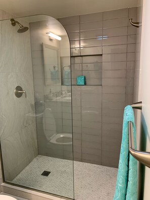 Douche, sĂšche-cheveux, serviettes fournies, savon