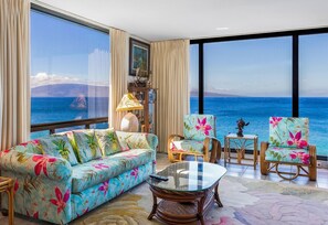 Smart TV, lettore DVD, libri, impianto stereo