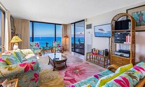 Smart TV, lettore DVD, libri, impianto stereo