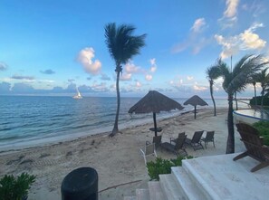 På stranden, solstolar och strandhanddukar