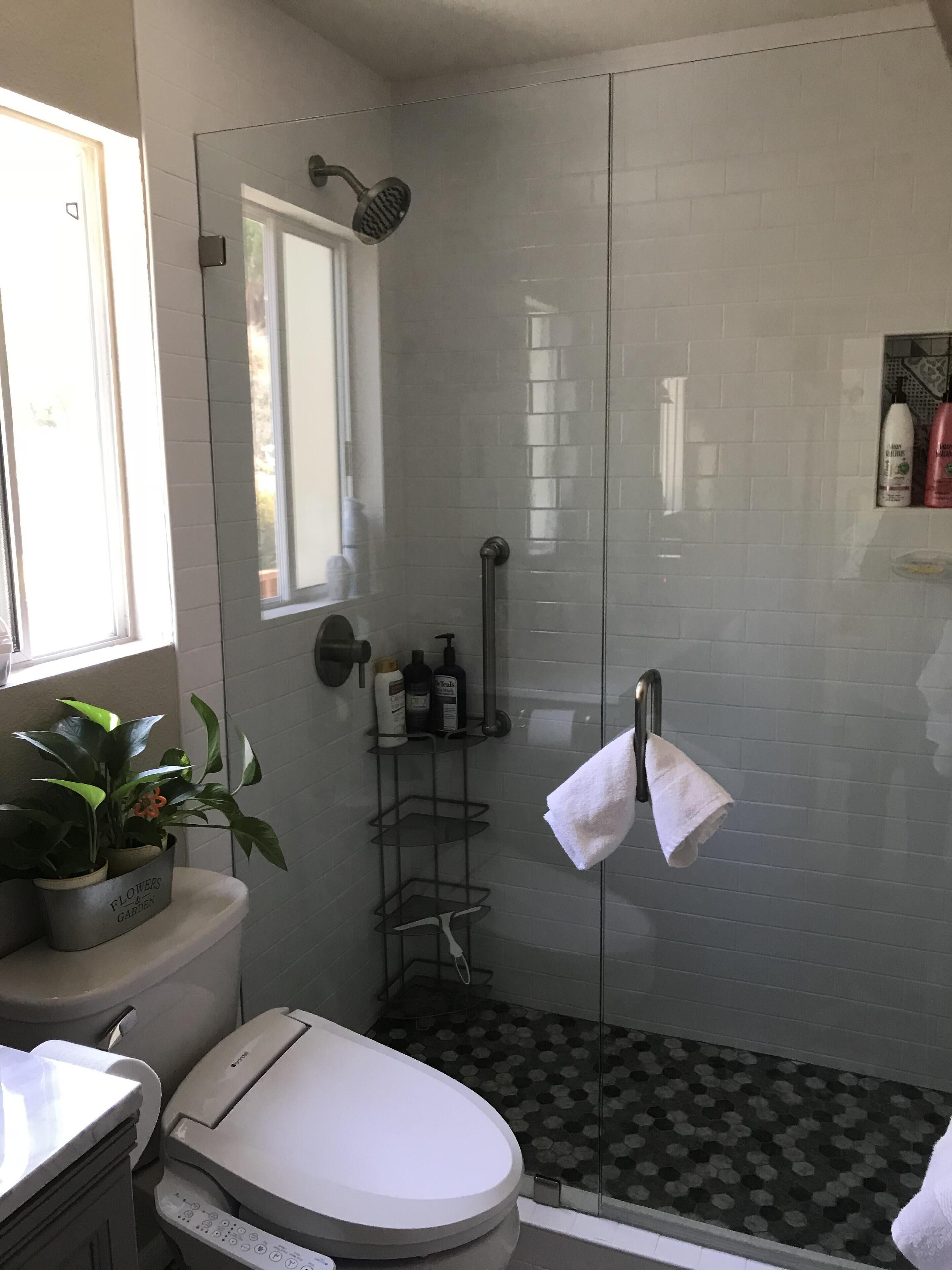 Douche, sèche-cheveux, bidet, serviettes fournies