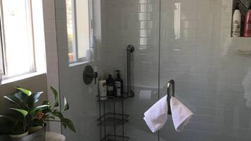 Douche, sèche-cheveux, bidet, serviettes fournies