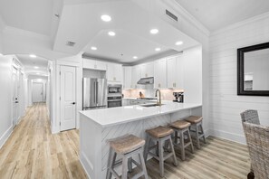 冰箱、微波炉、烤箱、炉灶