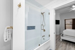 Kombination af bruser/badekar, hårtørrer, håndklæder, Toiletpapir