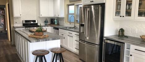 ثلاجة، ميكروويف، فرن، موقد طهي مسطح