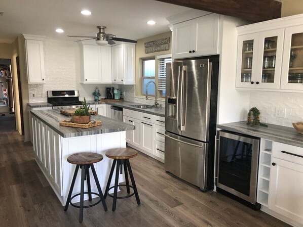 Fridge, microwave, oven, stovetop - Perfect Beautiful Mission Beach Villa! (San Diego)