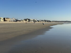 Beach nearby, sun loungers, beach towels