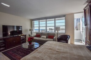 Smart TV, DVD player - Between Lowe's and Ritz Carlton Hotels Beachfront on Lincoln (Miami)