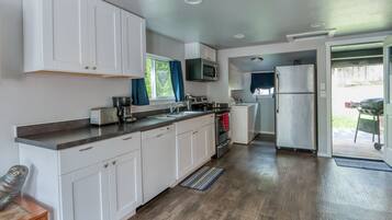 冰箱、微波炉、烤箱、炉灶