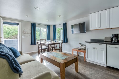 Surf Haven Unit B w/ fire pit walking distance to surfing beaches