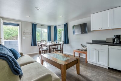 Surf Haven Unit B w/ fire pit walking distance to surfing beaches