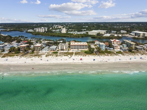 OCEANSIDE Indian Rocks Luxury 3 BR +Bonus Room 2100sf Condo Home-Away-From-Home