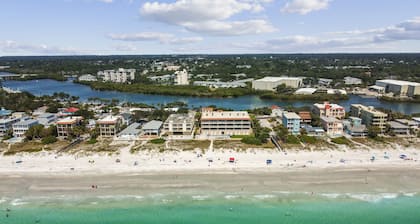 OCEANSIDE Indian Rocks Luxury 3 BR +Bonus Room 2100sf Condo Home-Away-From-Home
