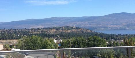 Vista de un paisaje montañoso con un lago y una iglesia en una colina.