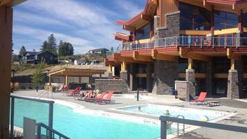 Piscine à débordement, piscine chauffée