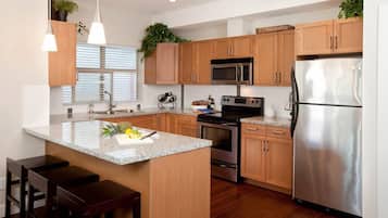 Frigorifero, microonde, forno, piano cottura