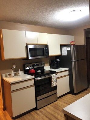 Refrigerador, microondas, horno y parrilla de estufa 