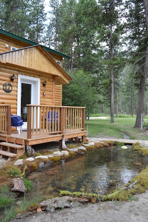 Terrace/patio. Relaxing, spacious cabin w/ hot tub and Starlink's high-speed internet service
