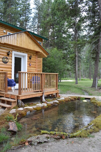 Relaxing, spacious cabin w/ hot tub and Starlink's high-speed internet service
