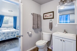 Combined shower/tub, towels, soap, toilet paper