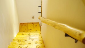 Una escalera de madera con símbolos dibujados a mano en los peldaños.
