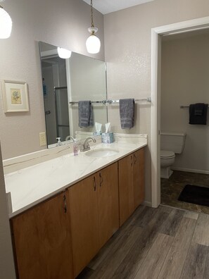 Bathtub, hair dryer, towels, soap - Spacious Vacation Home in Gorgeous Location, 5 Min from Park (West Yellowstone)