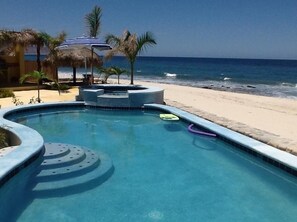 looking north - Oceanfront villa with infinity view pool, 1/2 mile north of LosBarriles sleeps 8 (los Barriles)