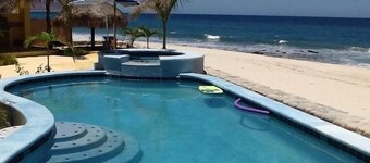 Oceanfront villa with infinity view pool, 1/2 mile north of LosBarriles sleeps 8