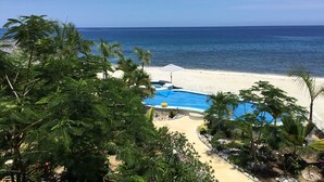 Beach nearby, sun loungers, beach towels - Oceanfront villa with infinity view pool, 1/2 mile north of LosBarriles sleeps 8 (los Barriles)