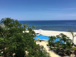 Playa en los alrededores, camastros y toallas de playa 