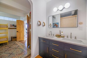 Combined shower/bathtub, jetted bath, hair dryer, towels