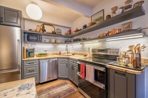 Jääkaappi, mikroaaltouuni, uuni, liesi