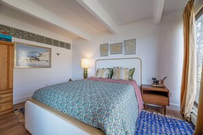 2 bedrooms, iron/ironing board, travel cot, free WiFi - Lakefront Mountain Condo (Dillon)