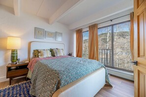 2 bedrooms, iron/ironing board, travel crib, free WiFi