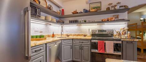 Refrigerador, microondas, horno y parrilla de estufa