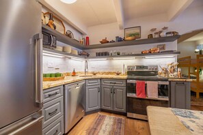 Fridge, microwave, oven, stovetop - Lakefront Mountain Condo (Dillon)