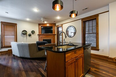 Drake House: The Loft (Private Hot Tub)