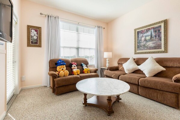 Una Smart TV, una mesa de tenis de mesa, libros