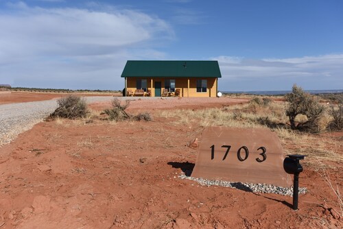 Private location, 2 Bedroom, 2 Bathroom, Full Kitchen, Living & W/D. Sleeps 6