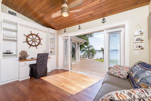 Luxurious lake house, White Sandy Beach on Little Lake Weir Cozy and quiet 