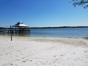 Playa en los alrededores, camastros y toallas de playa 