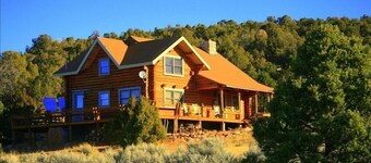  Cabin overlooks Moab and appeals to folks wanting to experience peace & quiet. 