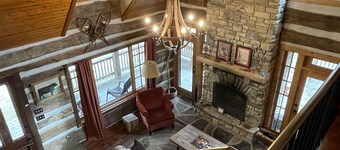 Cabine familiale avec cuisine moderne, cheminée de travail, porche enveloppant!