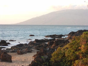 Beach nearby, sun-loungers, beach towels