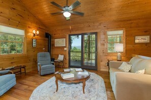 TV, DVD player - Mai`s Rock Cabin with Mountain Views (Brevard)