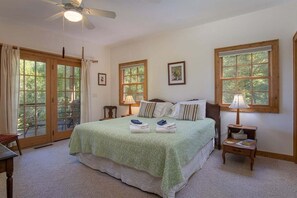 2 bedrooms, desk, iron/ironing board, WiFi - Mai`s Rock Cabin with Mountain Views (Brevard)