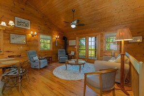 TV, DVD player - Mai`s Rock Cabin with Mountain Views (Brevard)