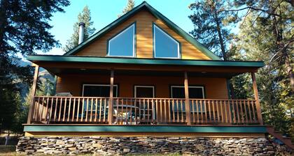 Relájese y descanse en una cabaña familiar en el río Clark Fork