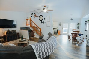 Smart TV, chimenea, reproductor de DVD y libros